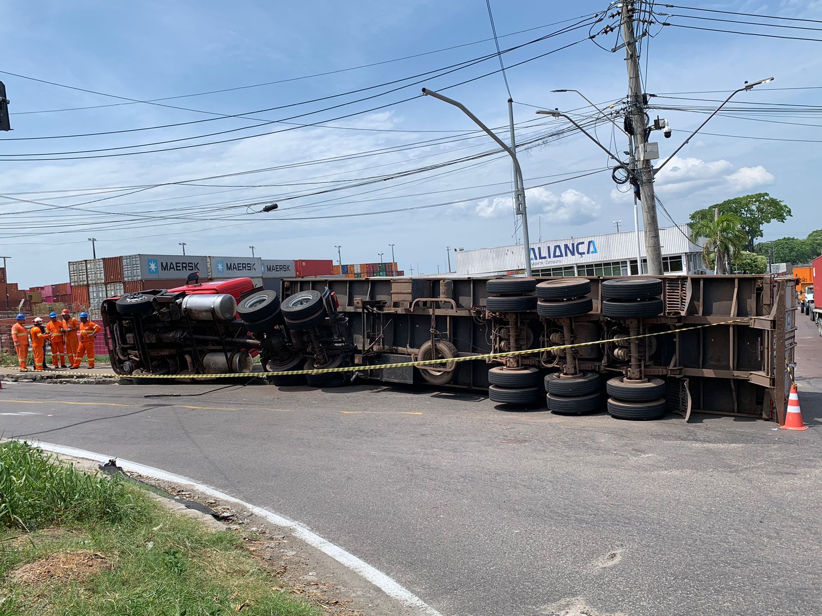 Carreta tomba ao fazer curva na Colônia Oliveira Machado