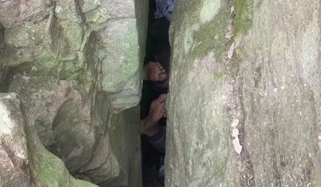 Mulher fica presa de cabeça para baixo durante 7 horas ao tentar pegar celular