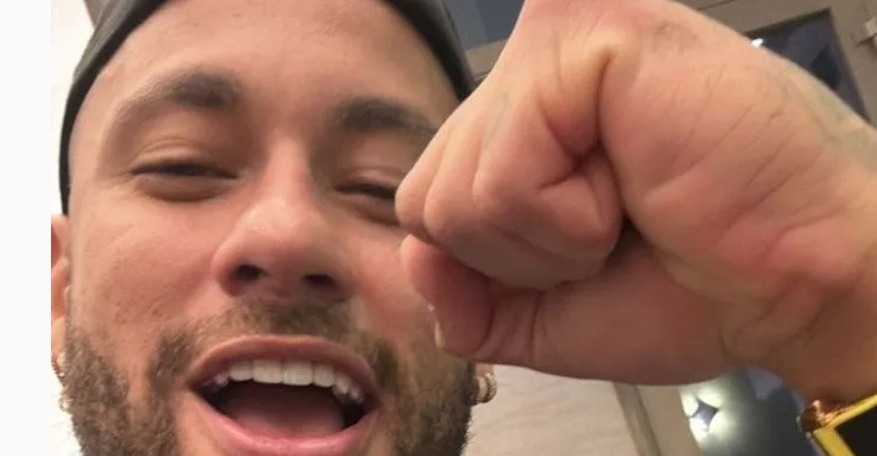 Neymar vibra com vitória do Santos que pode garantir retorno do clube à Série A