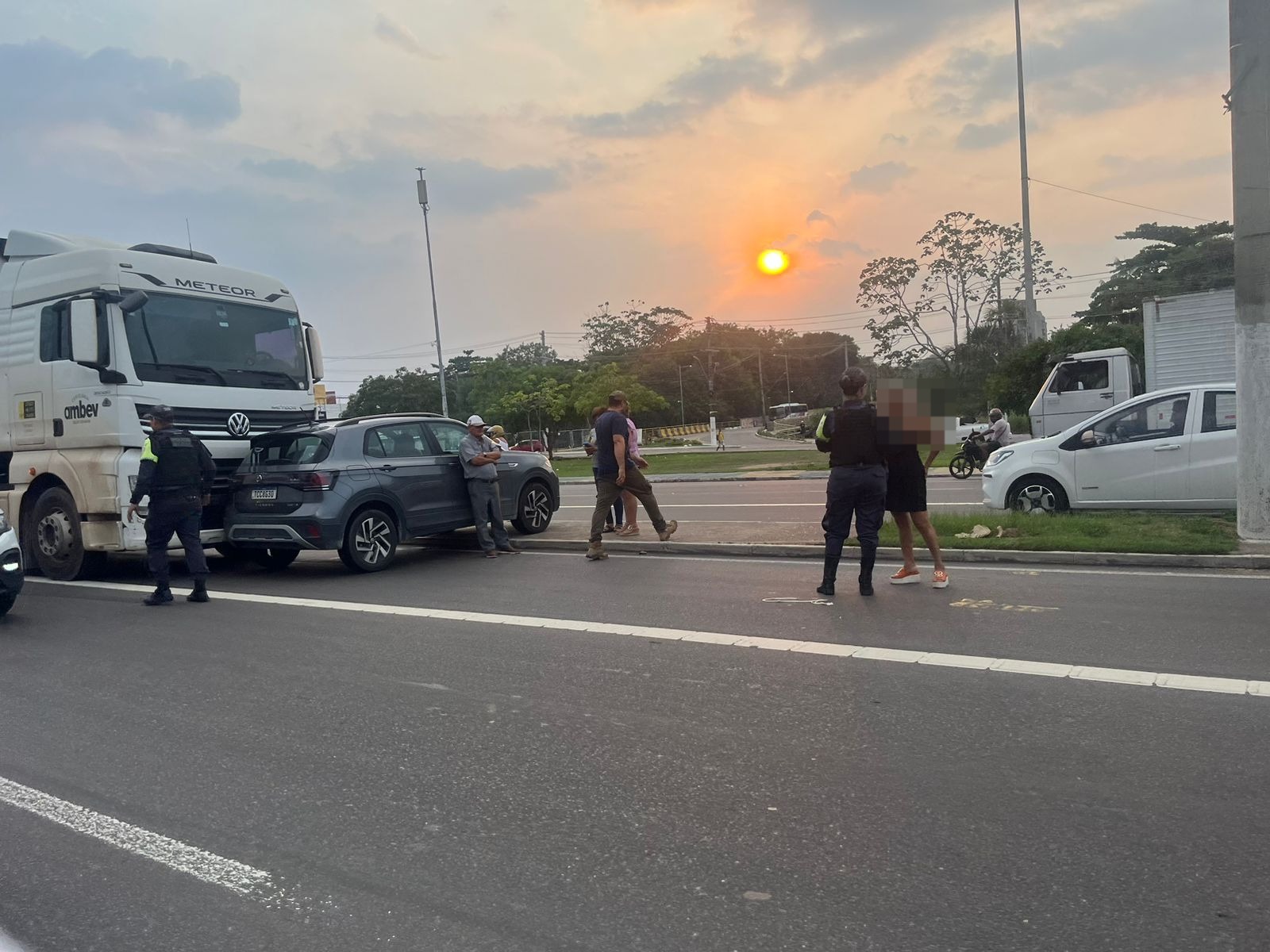 Carro é atingido por carreta ao tentar ‘cortar caminho’ por canteiro central em Manaus