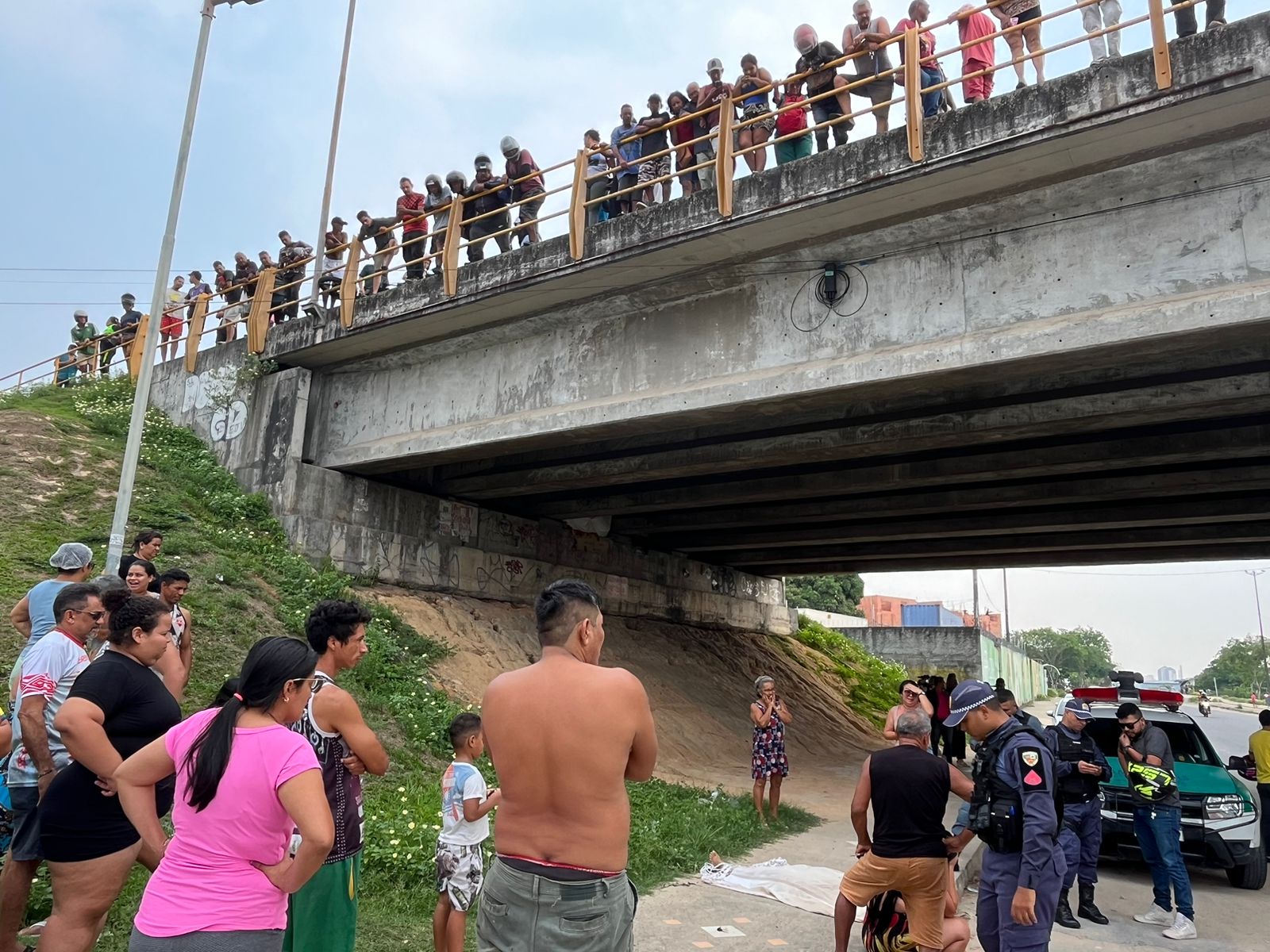 Mulher morre ao ser arremessada de ponte em acidente com motocicleta em Manaus