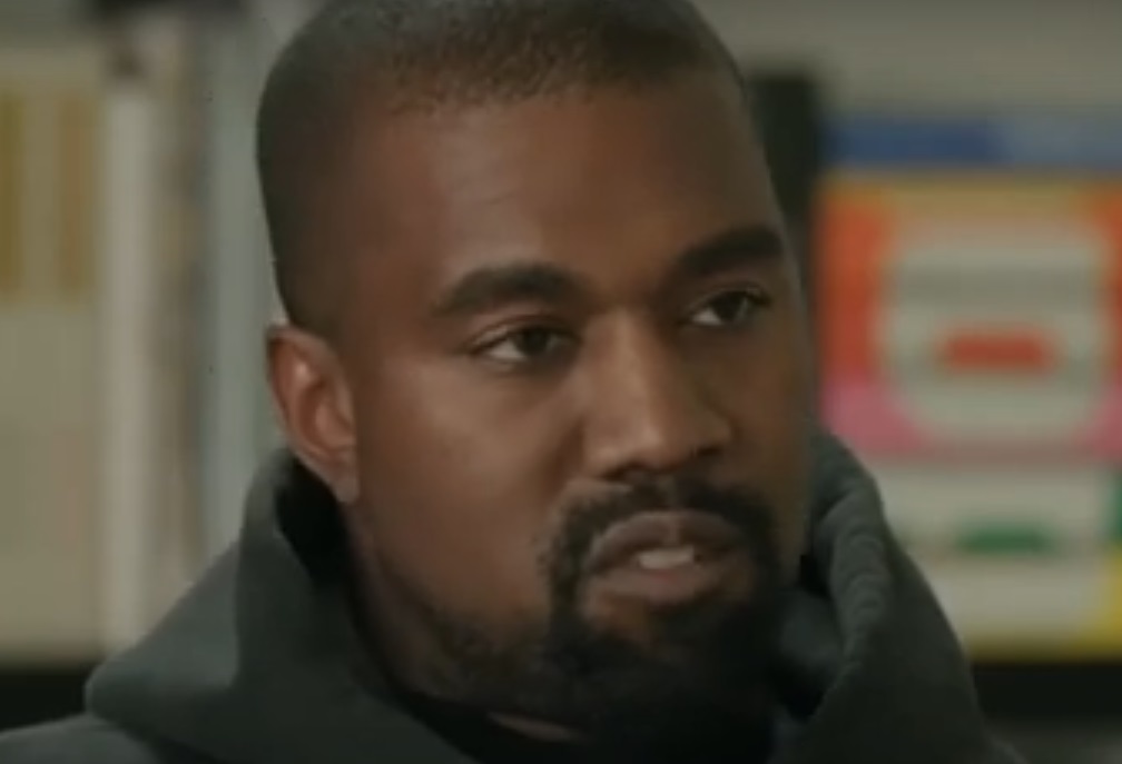 Ex-funcionário acusa Kanye West de obrigá-lo a presenciar sexo e de mostrar fotos de Kim nua