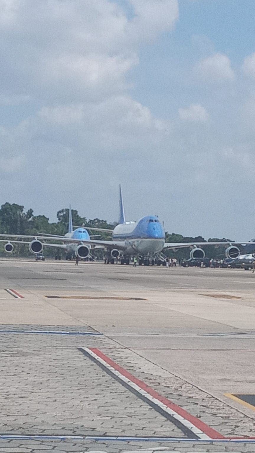 Acompanhado da filha e da neta, presidente Joe Biden sobrevoa Manaus 