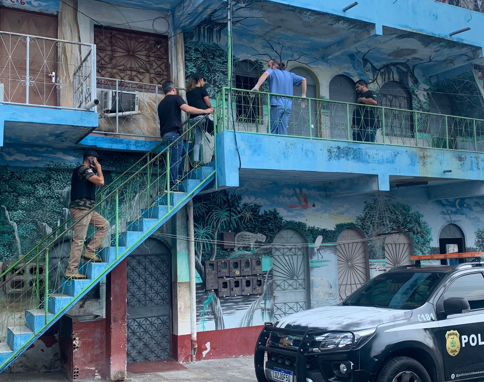 Homem achado morto em quitinete levou 15 facadas; vizinhos dizem ter ouvido gritos 