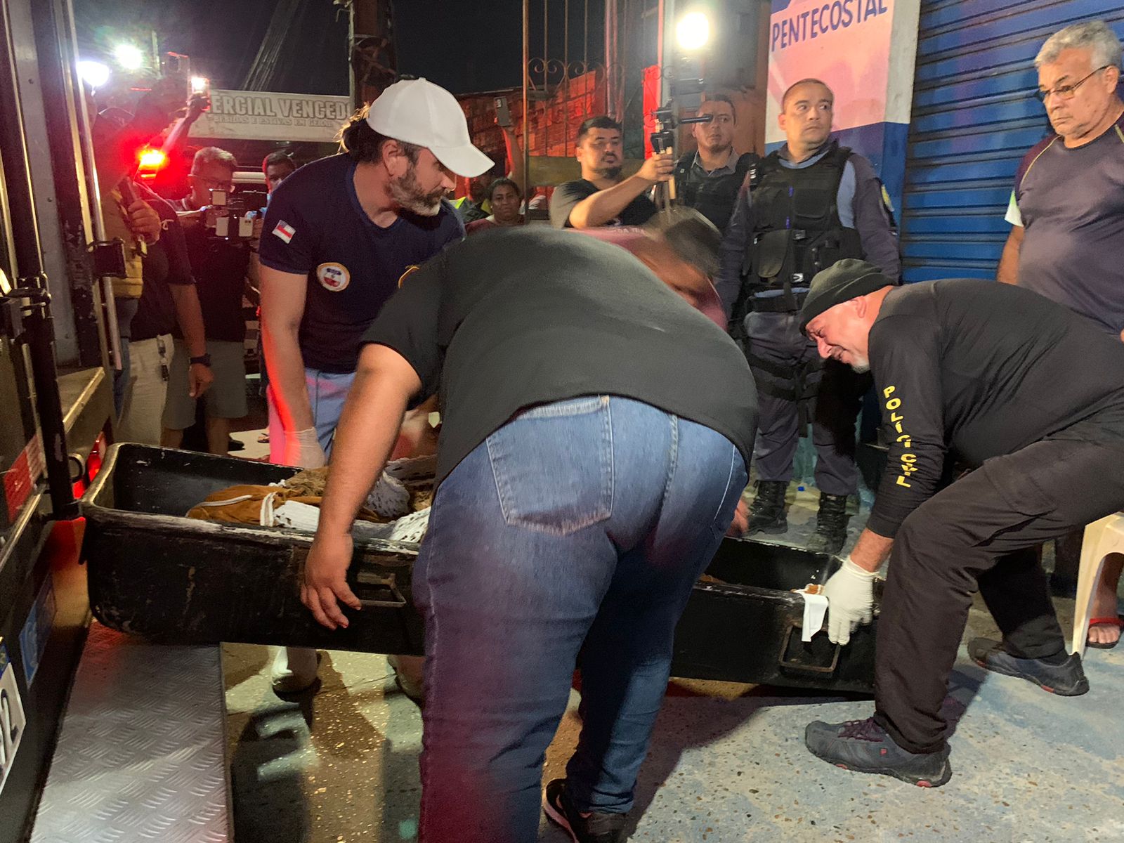 Polícia suspeita que assassino dormiu com corpo de frentista embaixo da cama