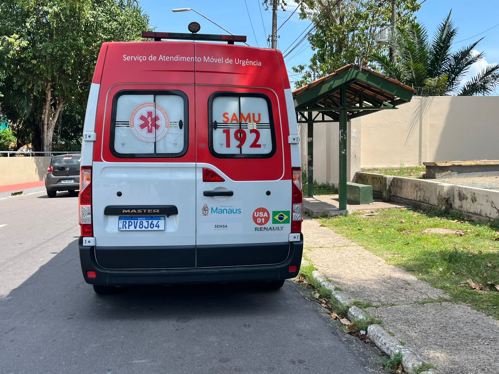 Paciente foge de hospital e desmaia na frente de escola no Coroado