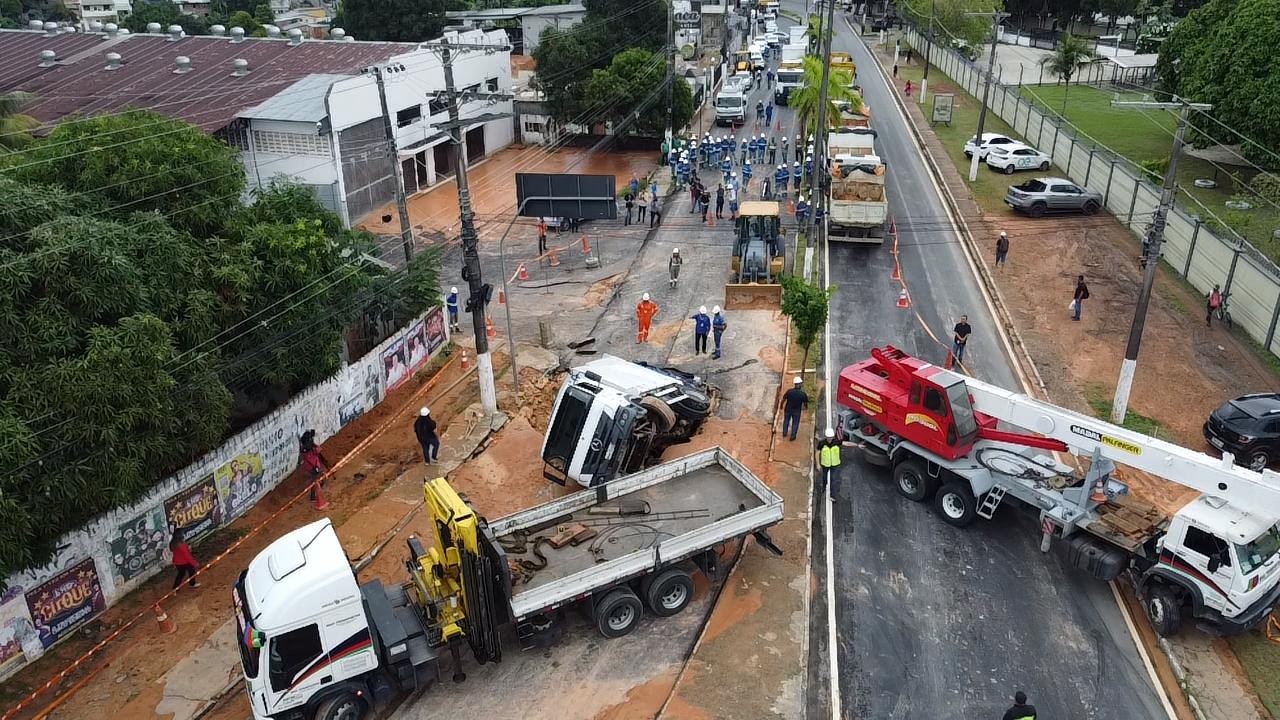 Rompimento de tubulação na Av. Coronel Teixeira deixa dezenas de bairros sem água