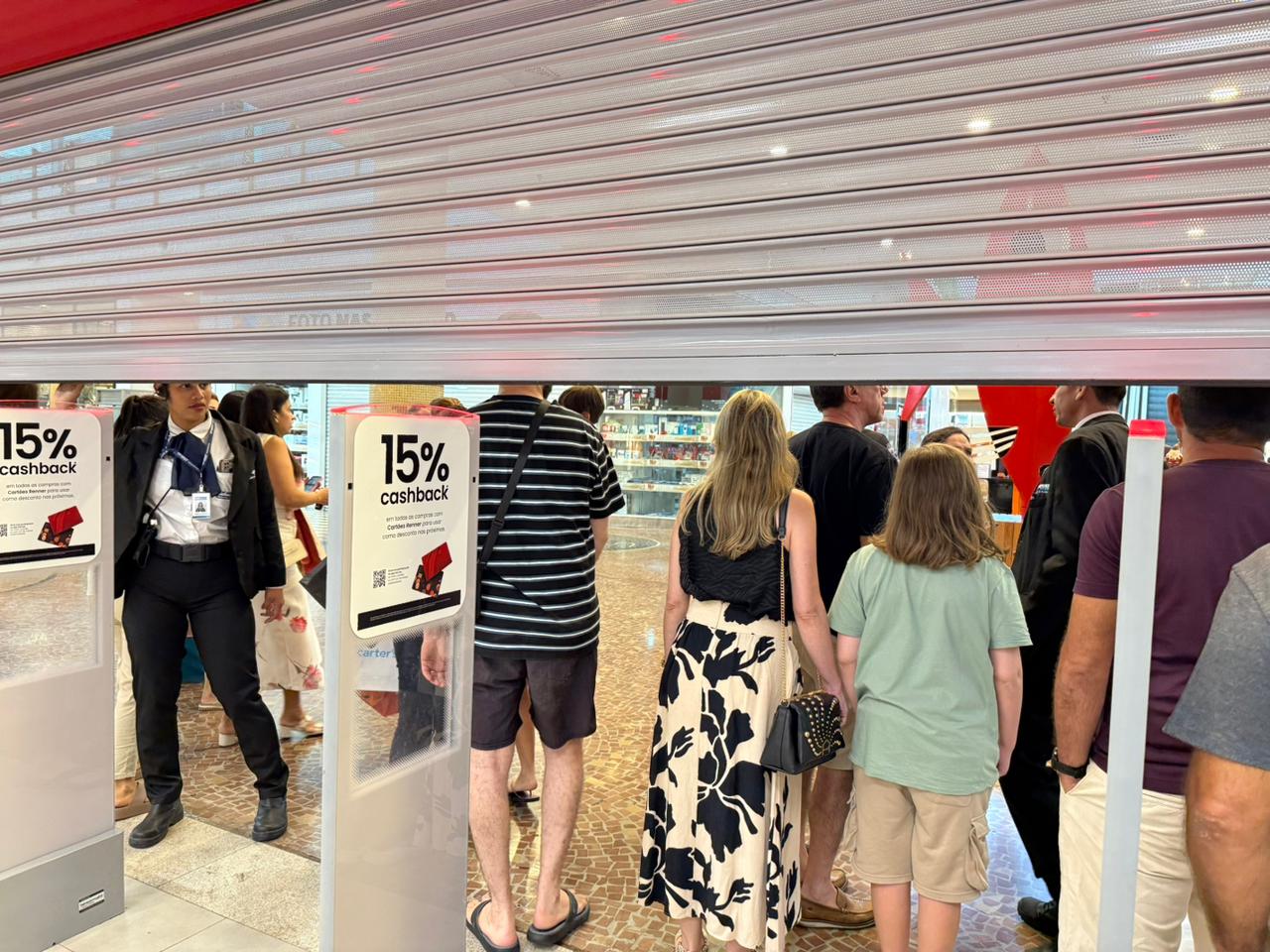 Clientes começam a ser liberados após tiroteio na Vivara do Manauara Shopping