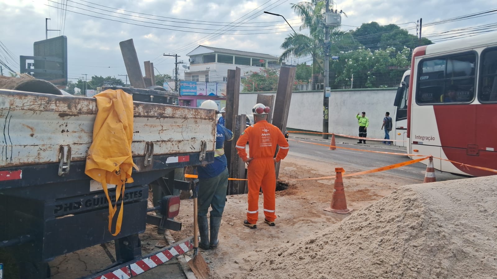 Rua Marciano Armond é parcialmente interditada por causa de vazamento em tubulação