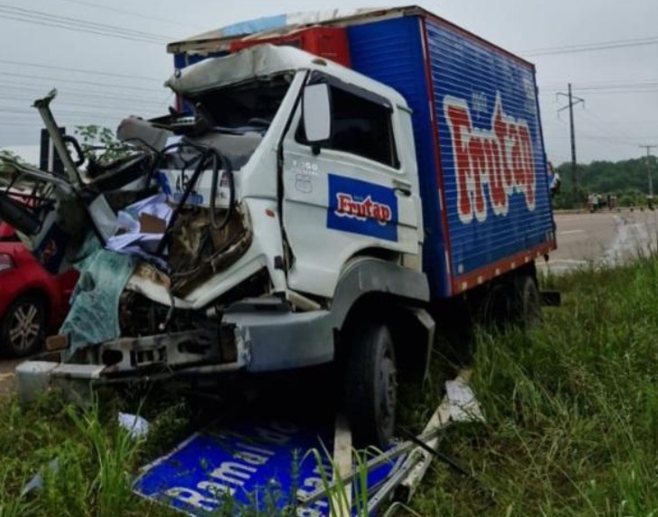 Uma pessoa morre após caminhão-baú bater em ônibus escolar na AM-070