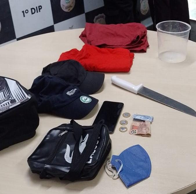 Dupla é presa com facão após entrar em ônibus para cometer assalto em Manaus