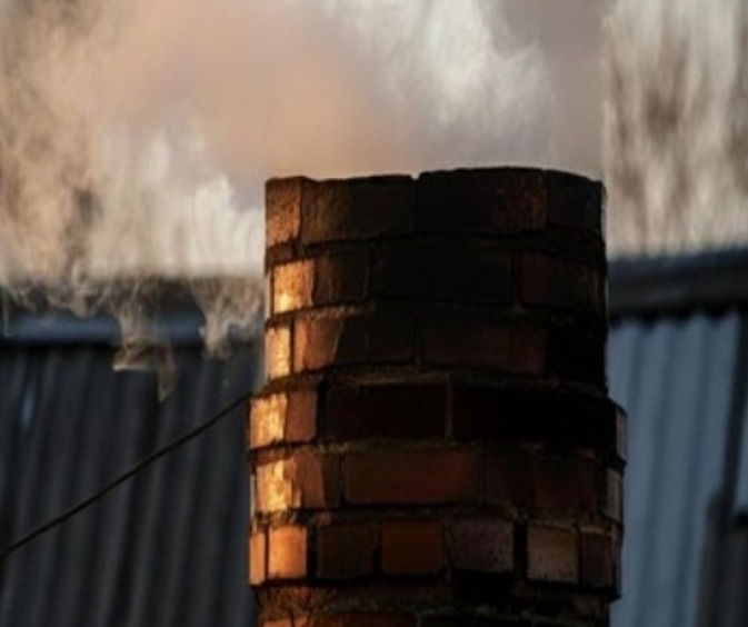 Homem morre após invadir casa por chaminé 
