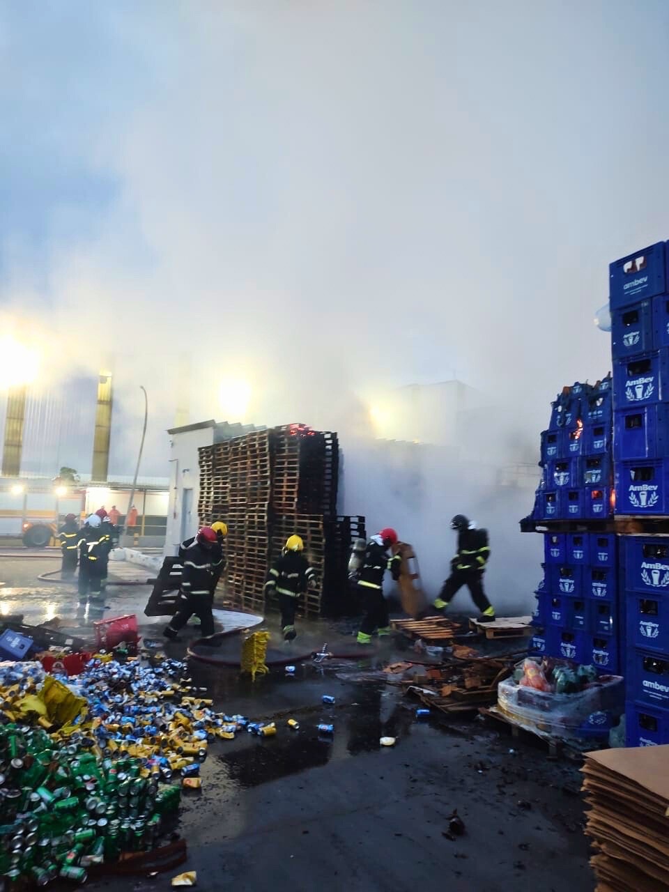 Veja imagens do combate ao incêndio na Ambev em Manaus