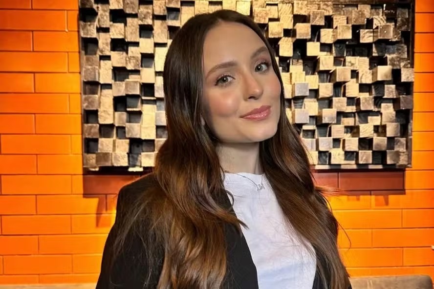 Larissa Manoela processa gravadora por contrato vitalício assinado pelos pais