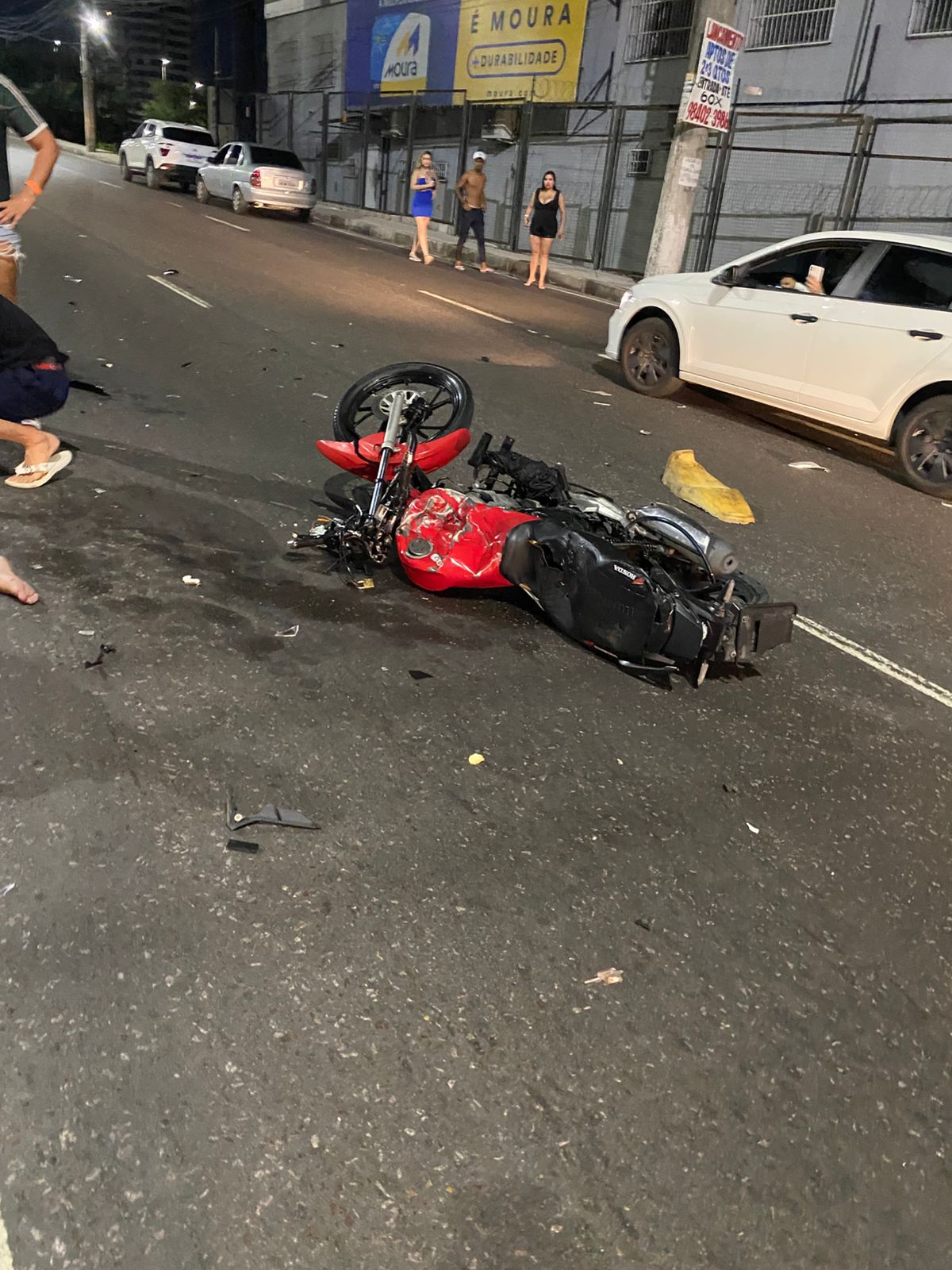 Jovem morre ao invadir contramão e bater em carro na Bola do Coroado