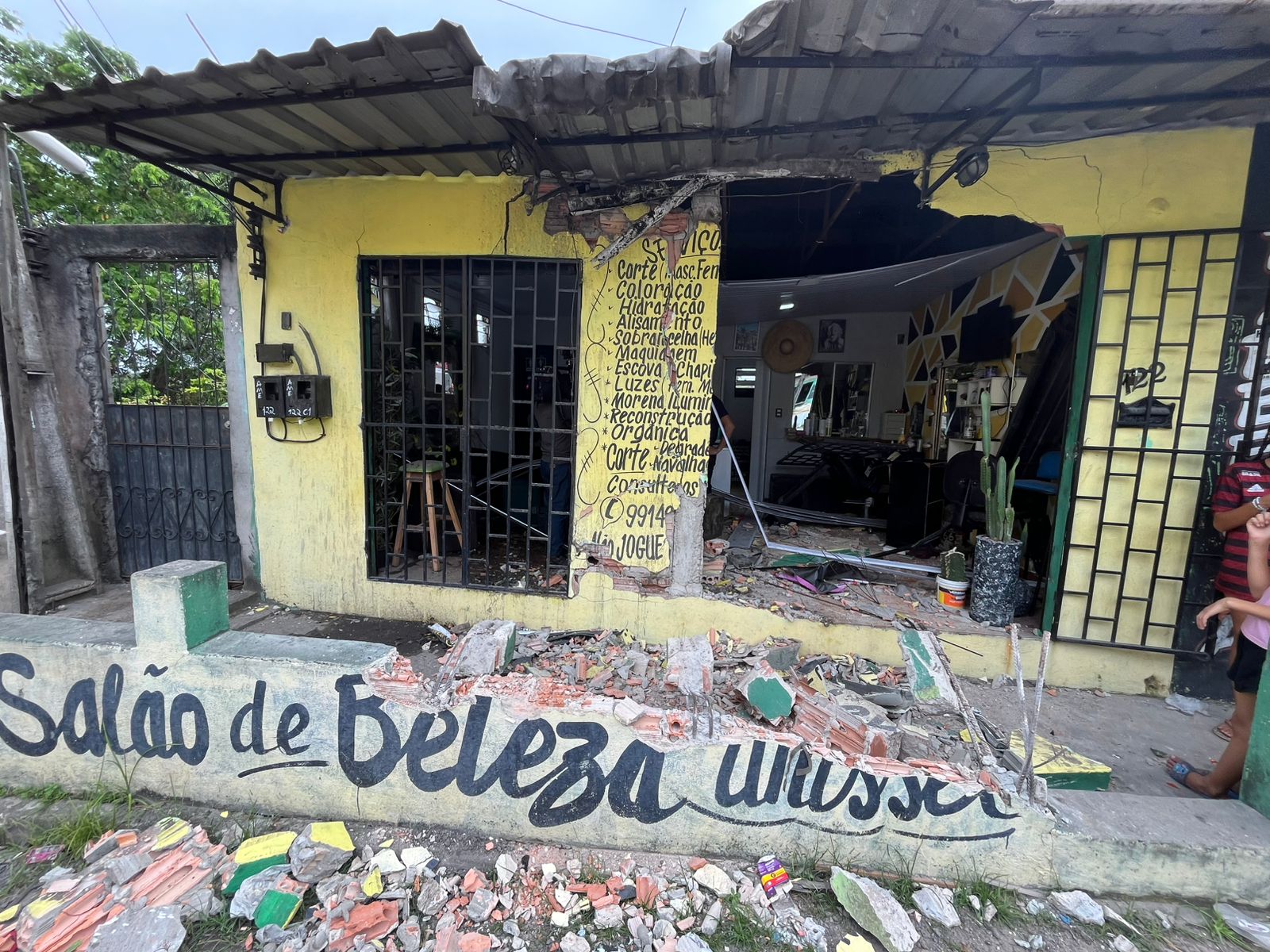 Ônibus perde controle em ladeira, invade salão e quase mata clientes em Manaus