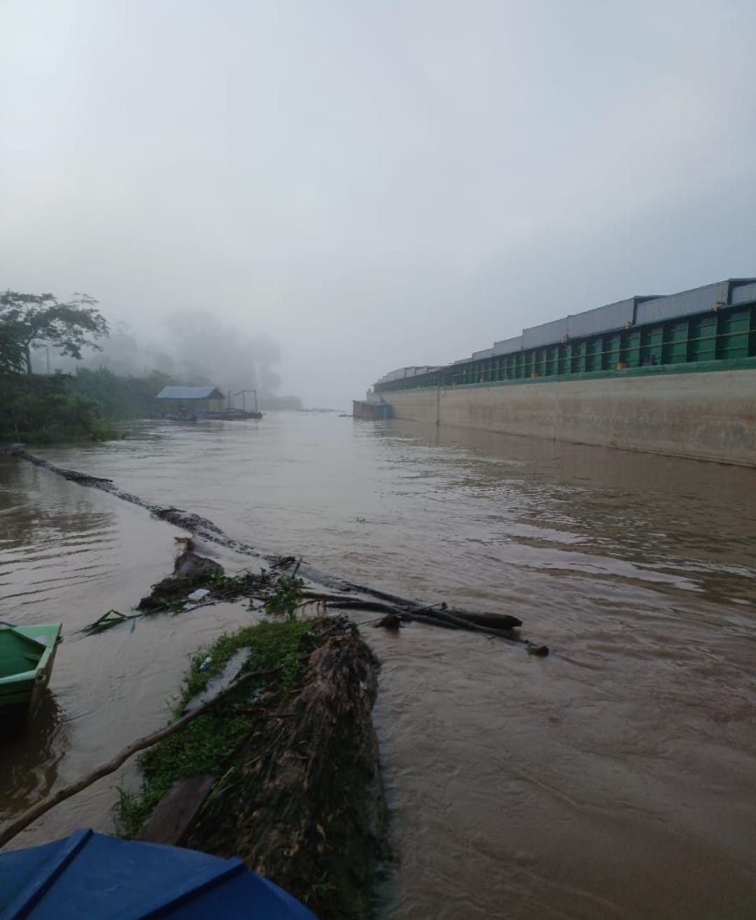 Mulher que desapareceu com filhos após acidente com flutuante estava visitando os pais