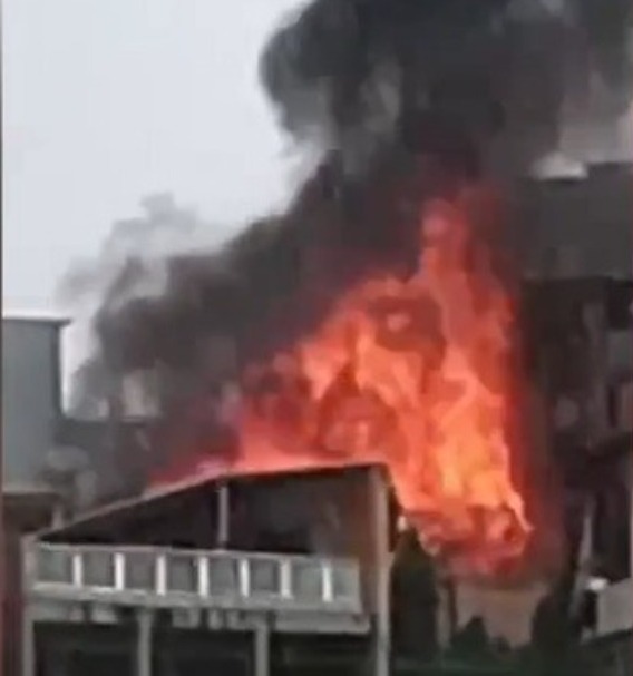 Casa é destruída por incêndio em Manaus