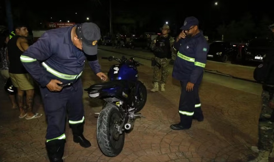 Operação contra 'rolezinhos' termina com prisão, remoção de veículos e multas em Manaus