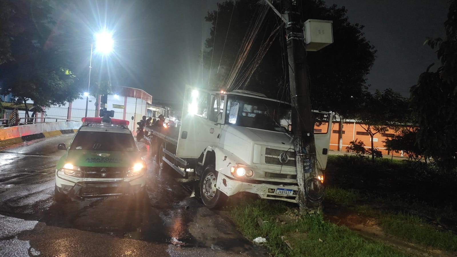 Motorista de caminhão é morto após se envolver em acidente no Terra Nova