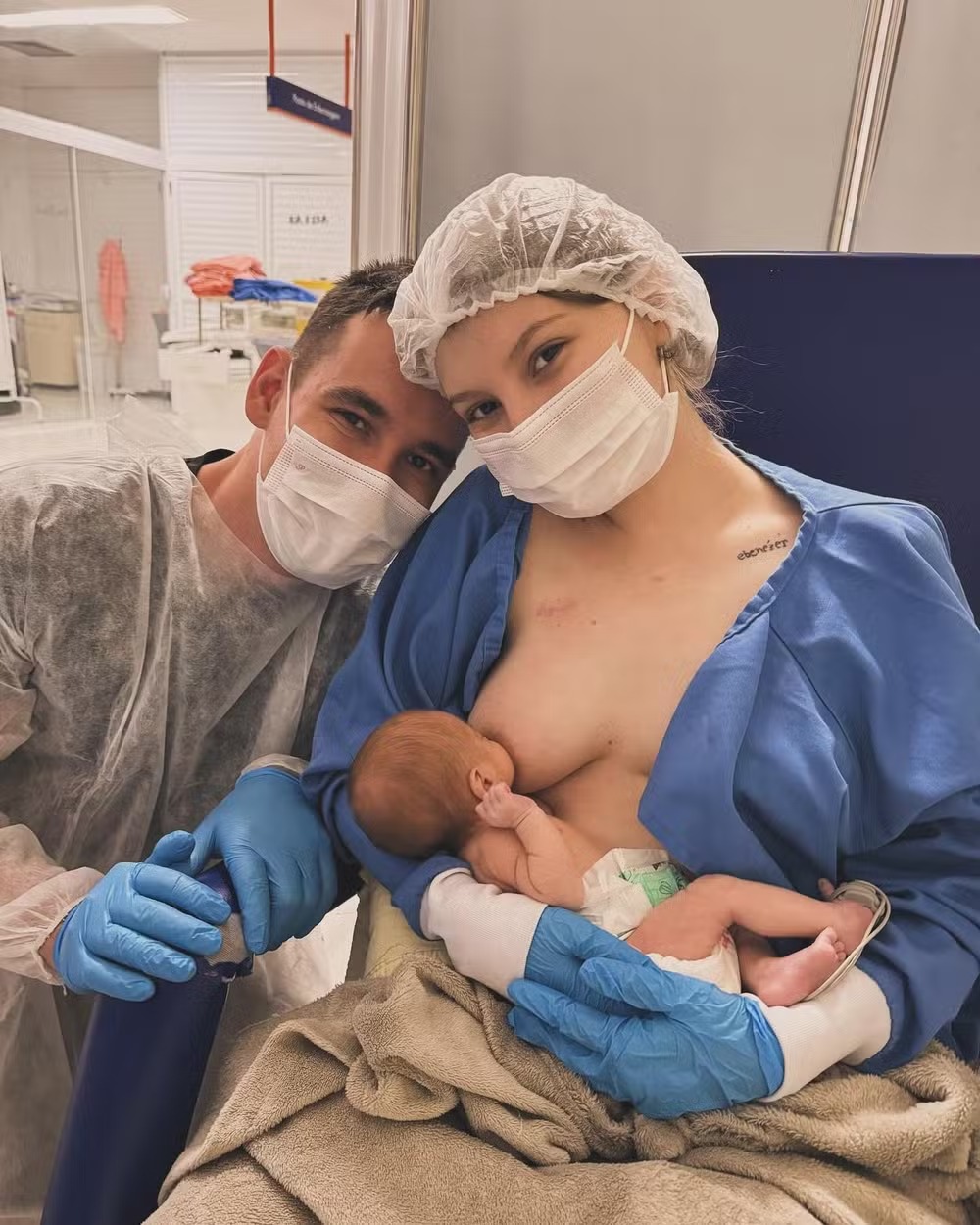 Isabel Veloso amamenta o filho pela 1ª vez em meio ao tratamento contra o câncer