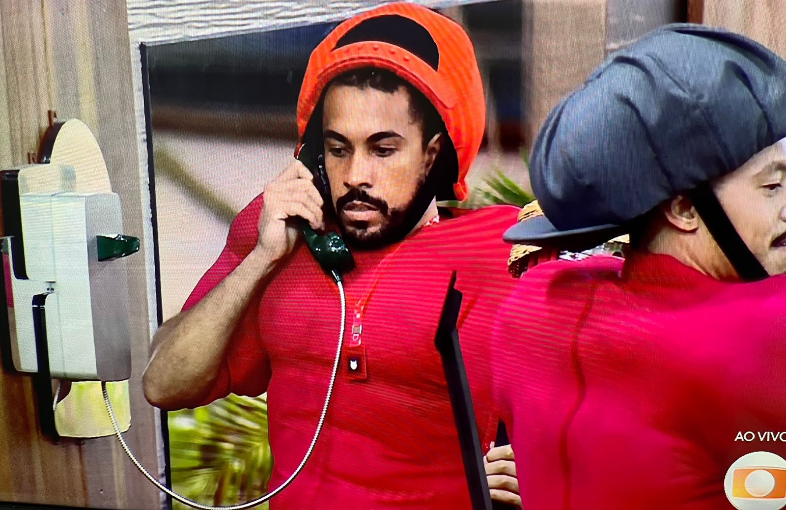 Maike atende big fone e escolhe dupla para o paredão