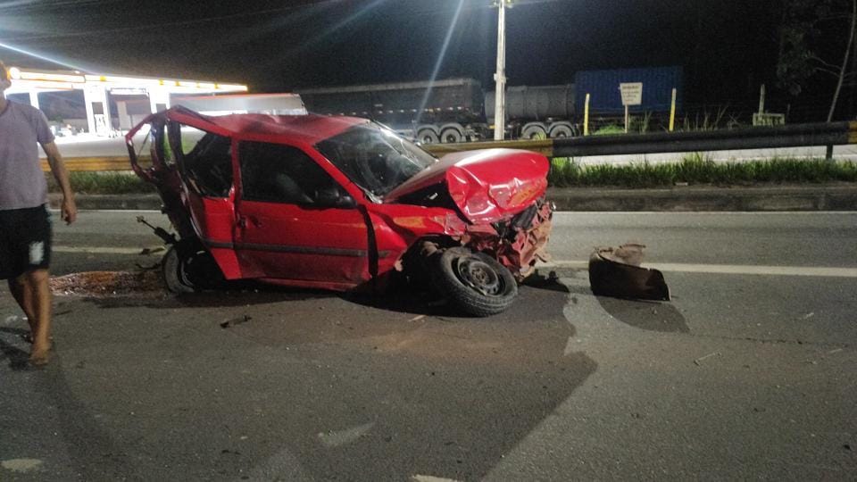 Motorista fica ferido após carro ser destroçado em acidente na Avenida das Flores