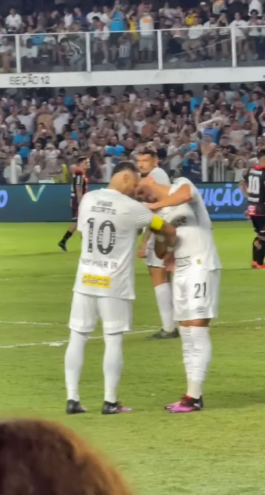 Santos x Botafogo-SP: Neymar cai no gramado após tomar bolada