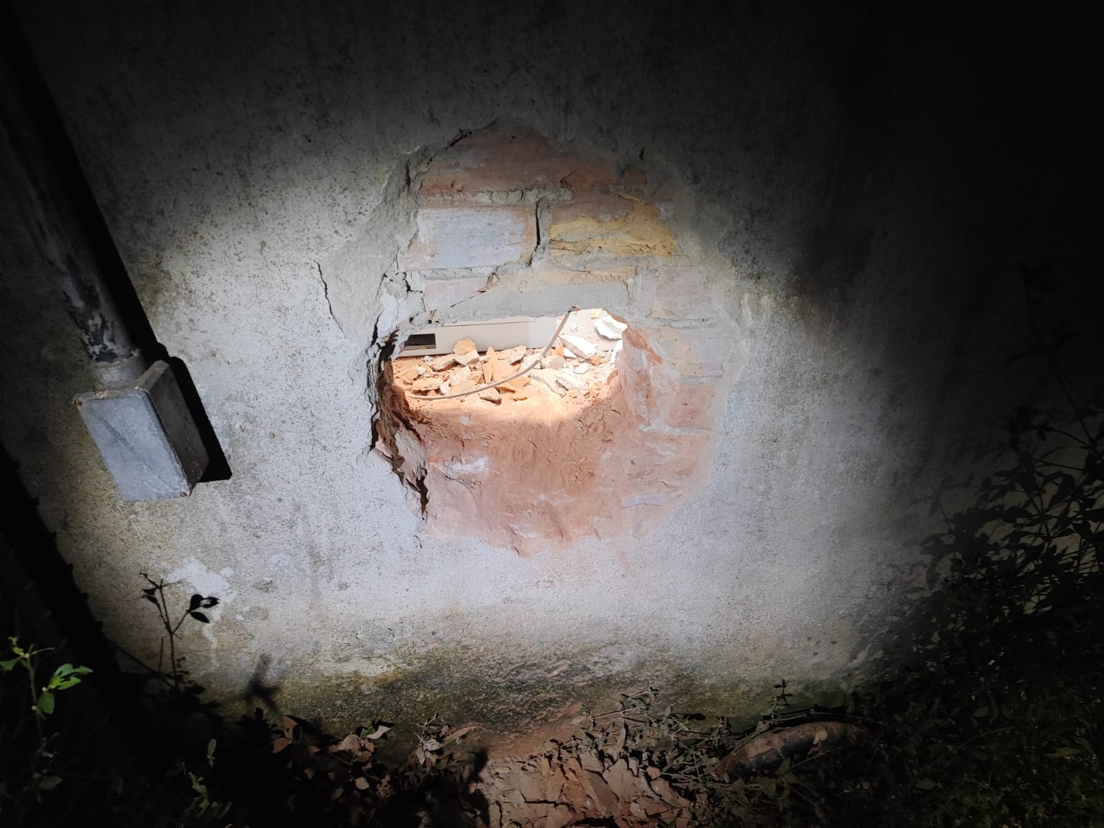 Moradores flagram criminosos tentando roubar agência bancária em Manicoré