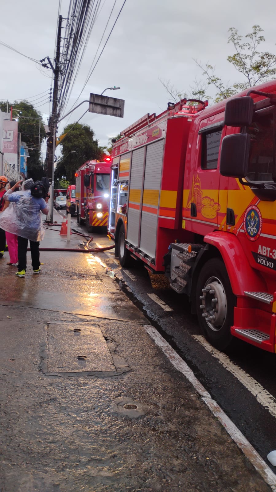 Corpo de criança é achado sob destroços de casa incendiada no Nossa Senhora das Graças