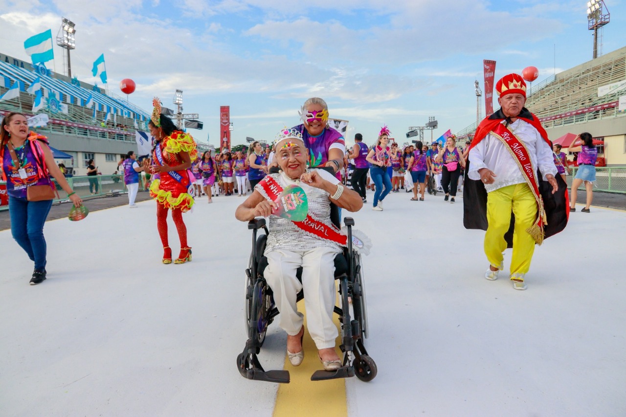 Carnaval na Floresta: idosos abrem noite do grupo especial no sambódromo