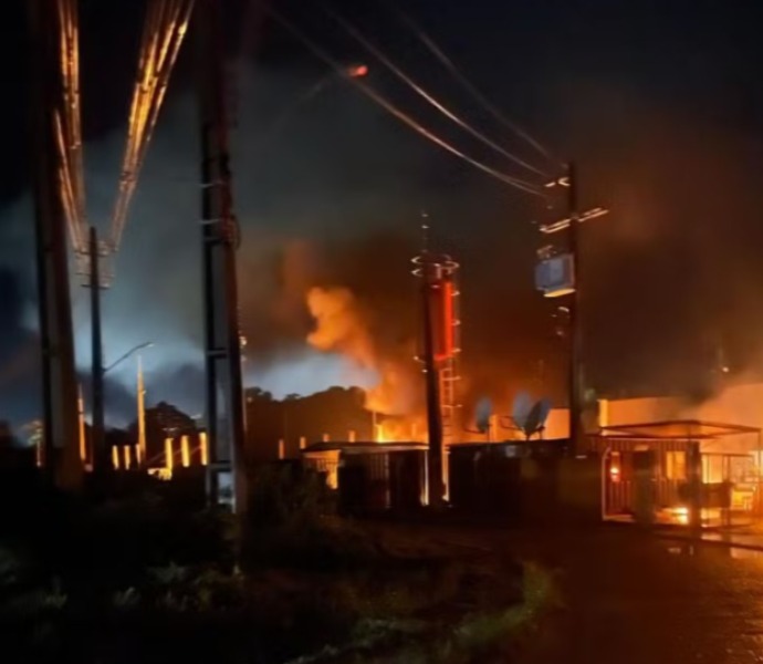 Moradores de Tabatinga ficam sem energia após incêndio em usina 