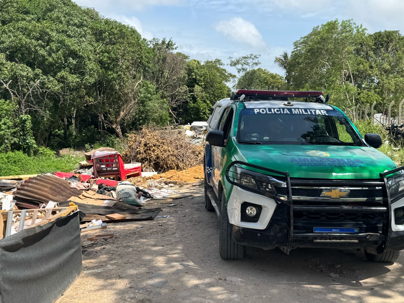 Populares avistam cabeça e acham homem esquartejado em lixeira no Distrito Industrial 2