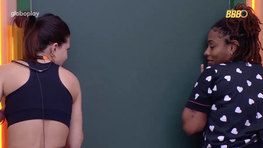 Vitória e Thamiris ouvem conversa de Renata e Eva, e sister dispara: "cobrinhas"