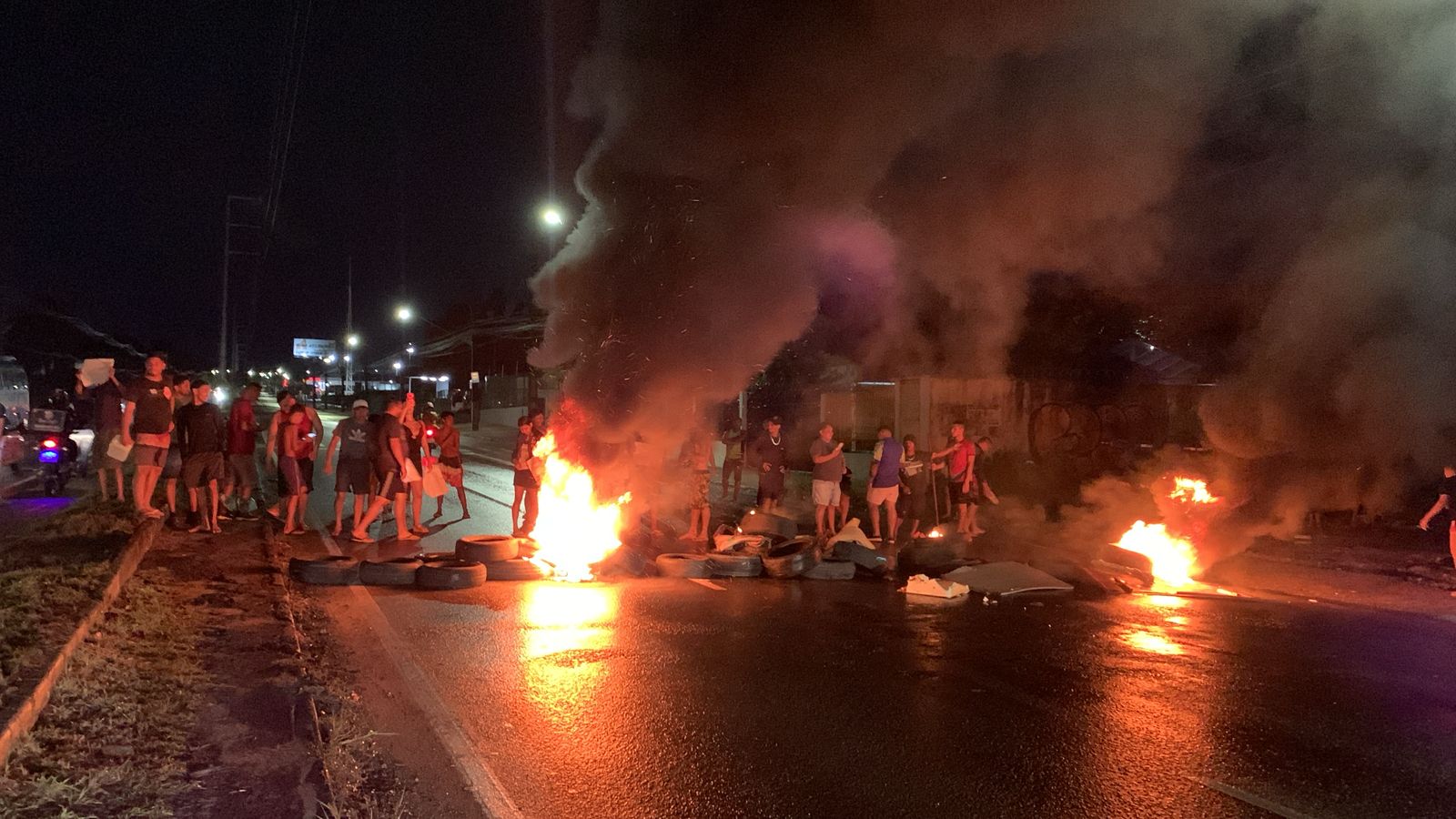 População fecha rua e ateia fogo em pneus após homem desaparecer em igarapé em Manaus