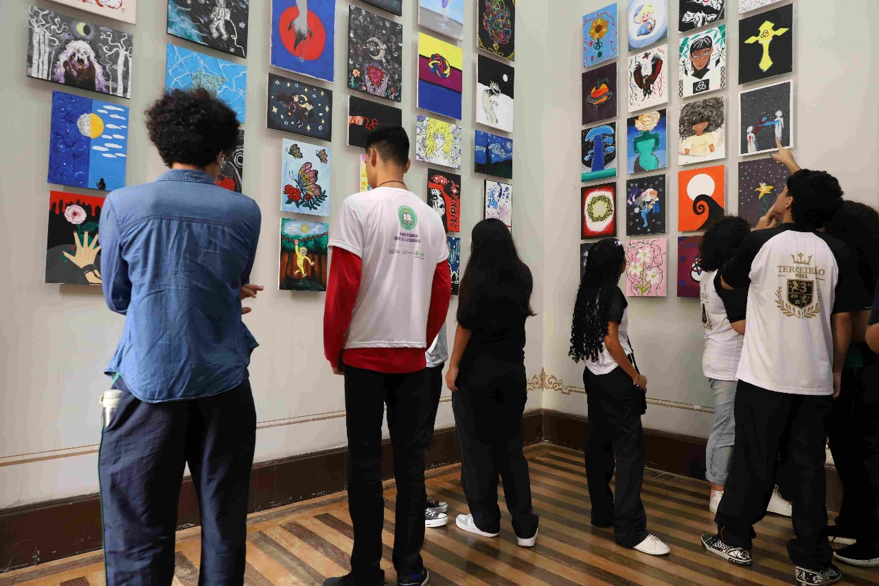 Alunos levam exposição de pinturas ao Centro Cultural Palácio da Jus