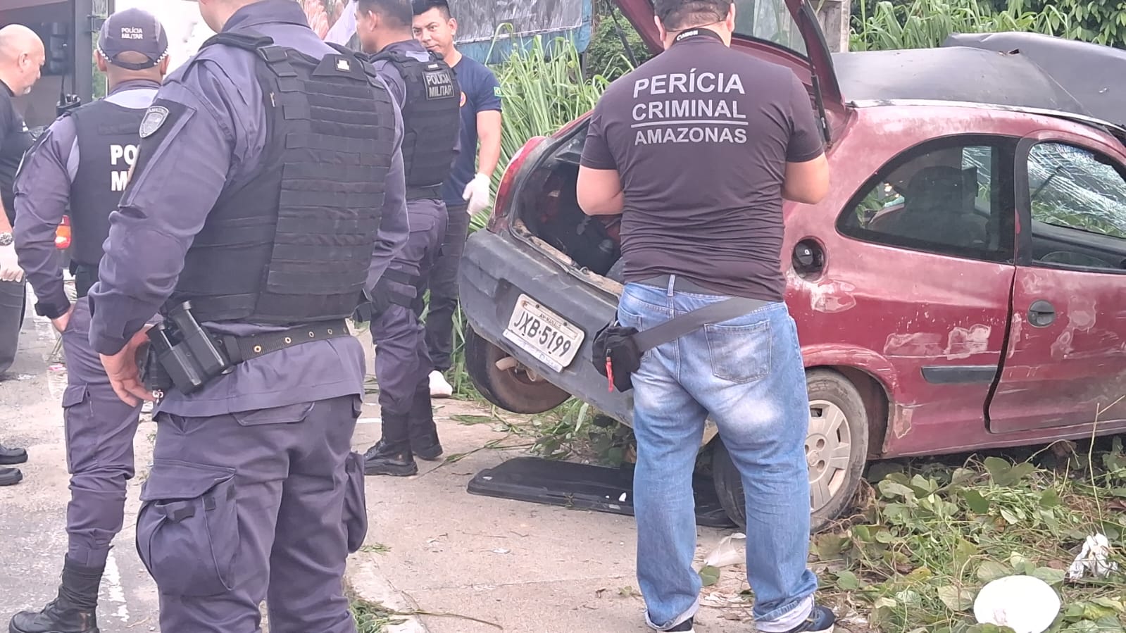 Motorista morre em colisão entre carro e poste na Avenida das Torres