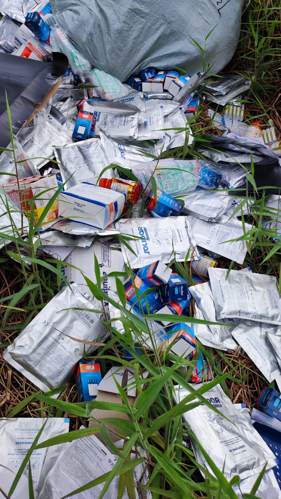 Medicamentos e materiais hospitalares são descartados em área de mata em Manaus