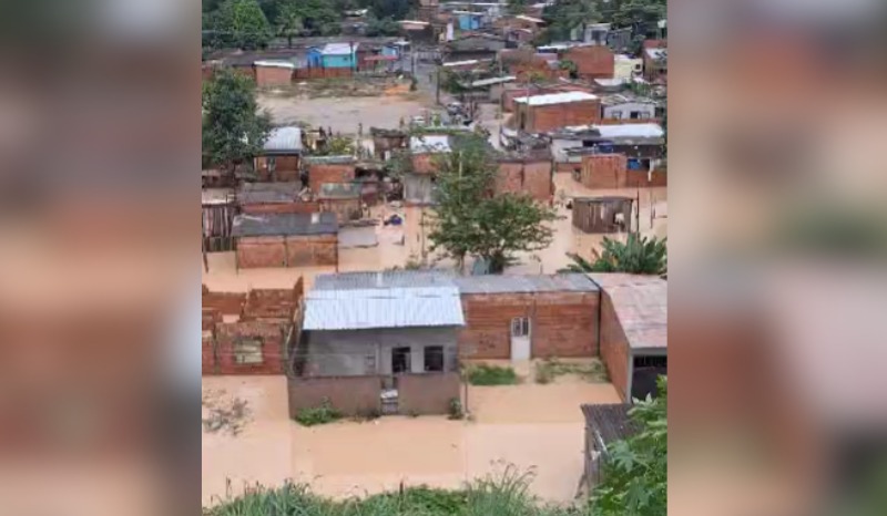 Comunidade fica alagada após intensa chuva em Manaus