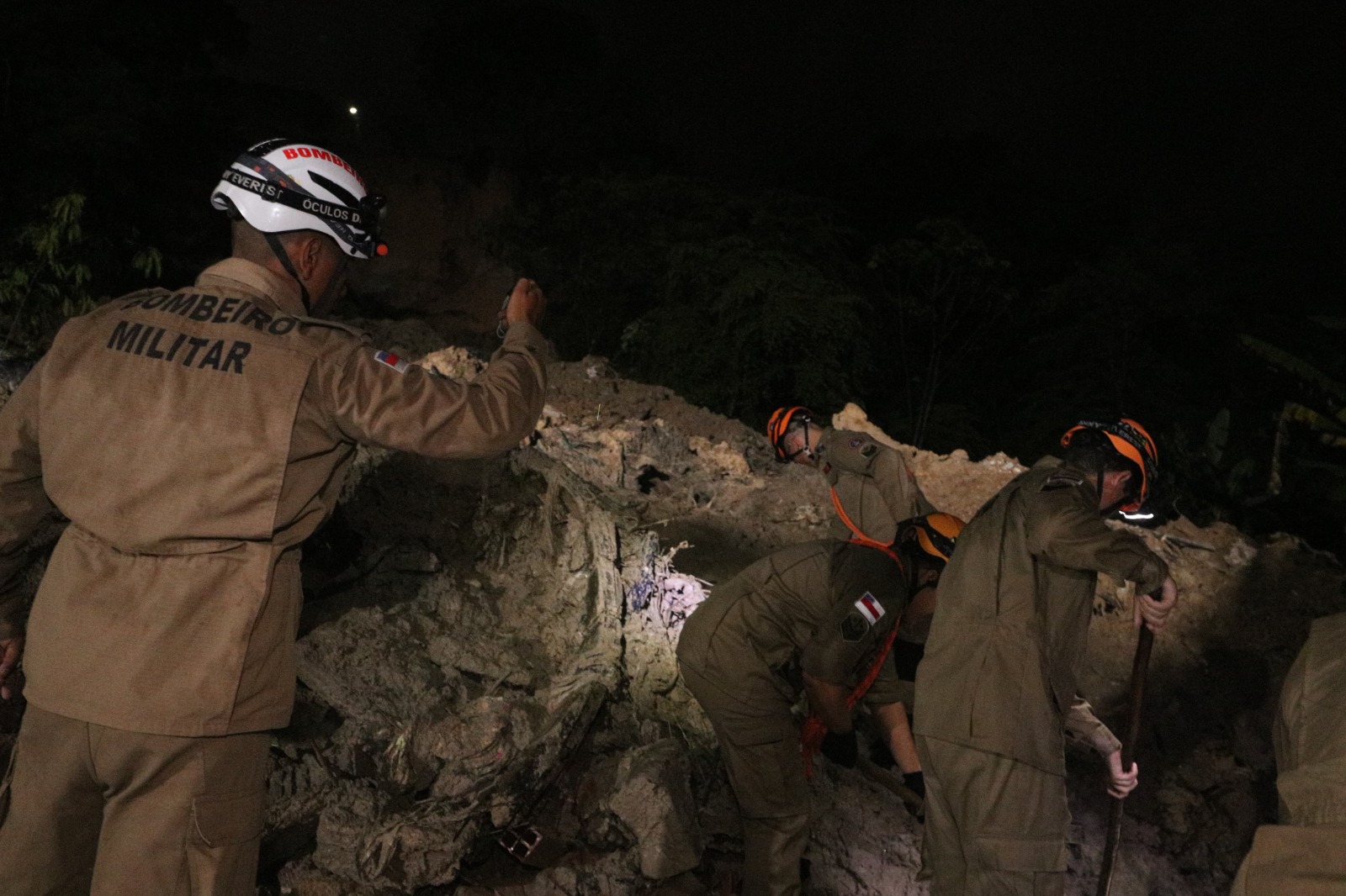 Deslizamento de terra no Fazendinha atingiu 9 casas; famílias estão abrigadas em igreja