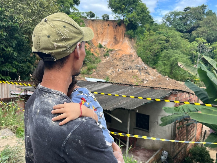 Famílias afetadas por deslizamento no Fazendinha serão indenizadas