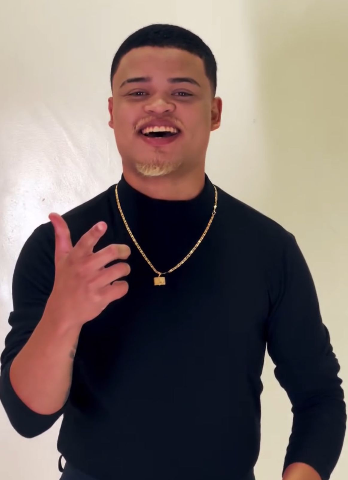 Cantor Rafa Diniz morre afogado na Ilha do Fogo onde gravaria novo EP