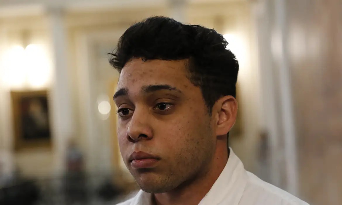 Gabriel Monteiro surge pela 1ª vez nas redes sociais após deixar prisão