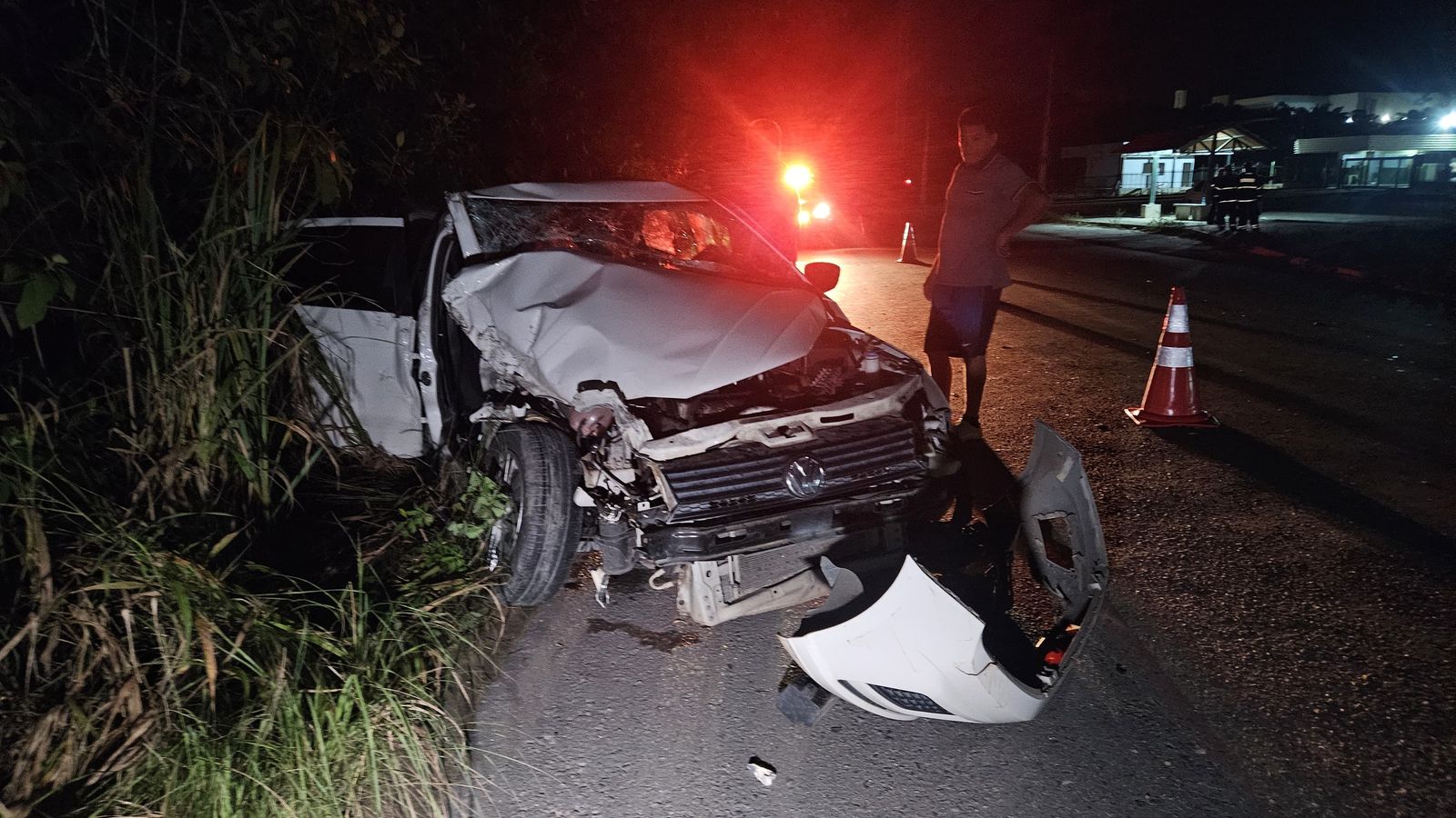 Criança e três adultos ficam feridos em colisão violenta entre táxi e carreta na AM-010