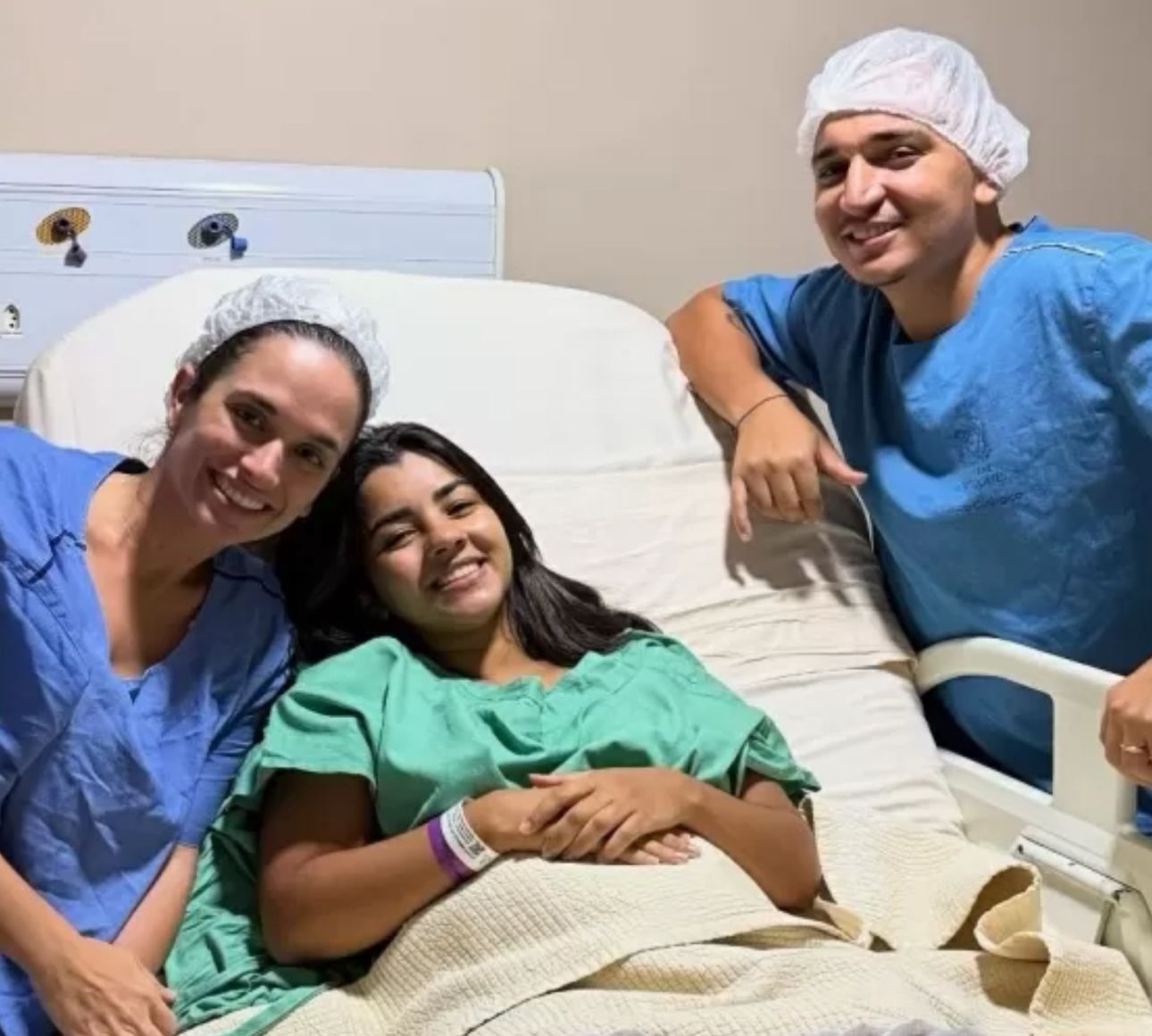 Grávida, mulher de João Gomes passa por cirurgia para evitar parto prematuro