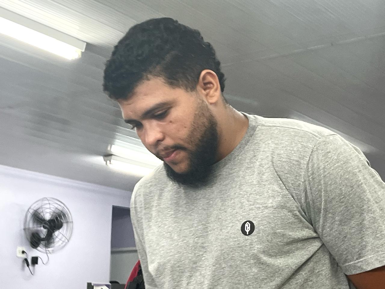 Com depoimento conflitante, cantor preso após espancar namorada passa por audiência de custódia