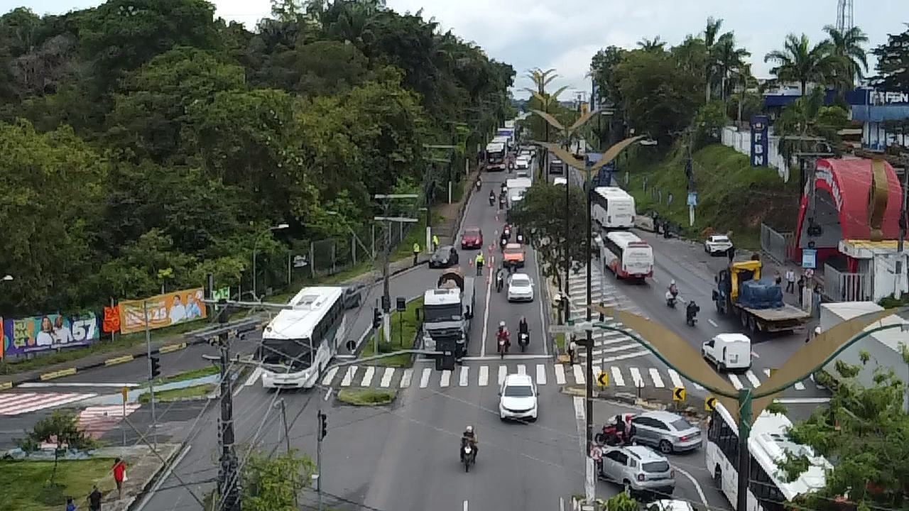 Carreta com pane mecânica interdita Avenida Rodrigo Otávio em Manaus