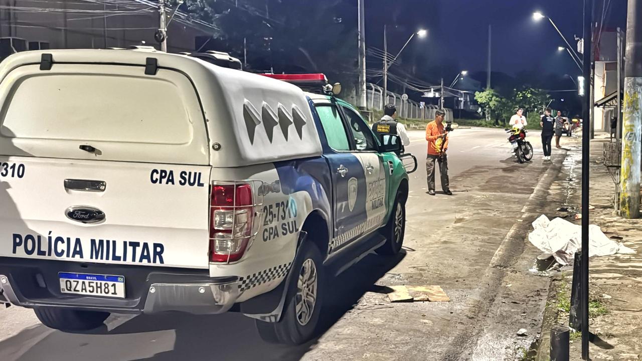 Criminosos abordam jovem em ponto de ônibus e o matam a tiros no Distrito