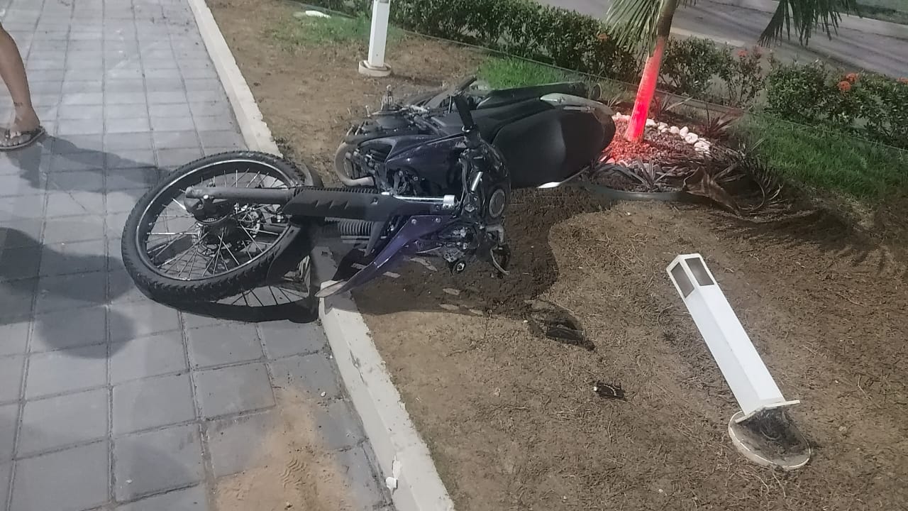 Jovem morre após motocicleta colidir com poste em avenida na Chapada