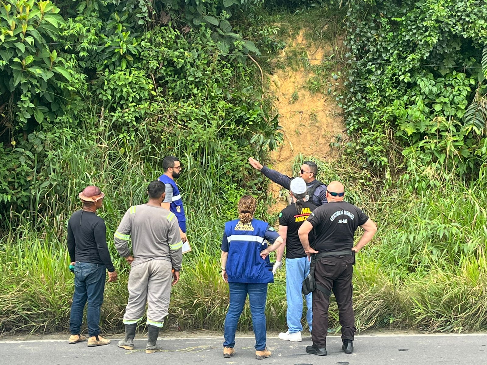 Morador sai para colher frutas e encontra jovem morto com música tocando ao lado em Manaus